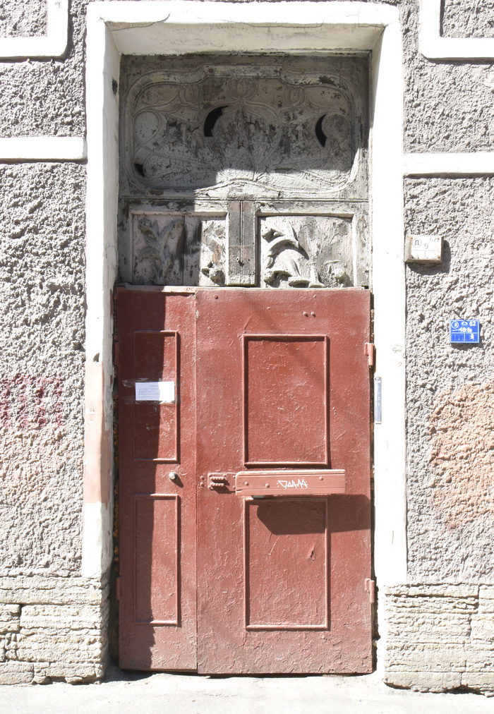 Фацетный витраж над дверью парадного входа в доме по адресу Б.Пушкарская ул., д. 62/Ординарная ул., 1. Фото 2020